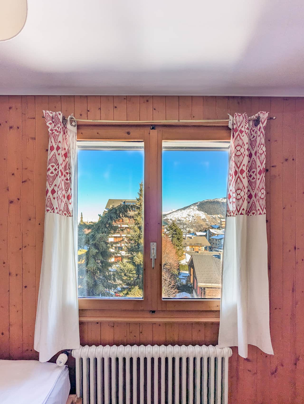 Zweites Schlafzimmer mit zwei Einzelbetten und einem Schreibtisch