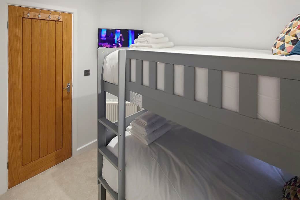 Dormitorio secundario con TV de 32"