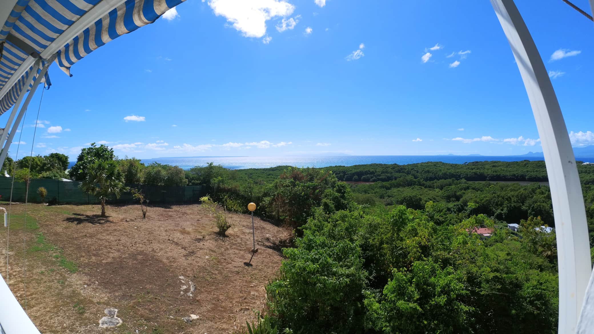 Vue panoramique sur la mer, les Saintes et les reliefs de Basse-Terre depuis Villa Caméo