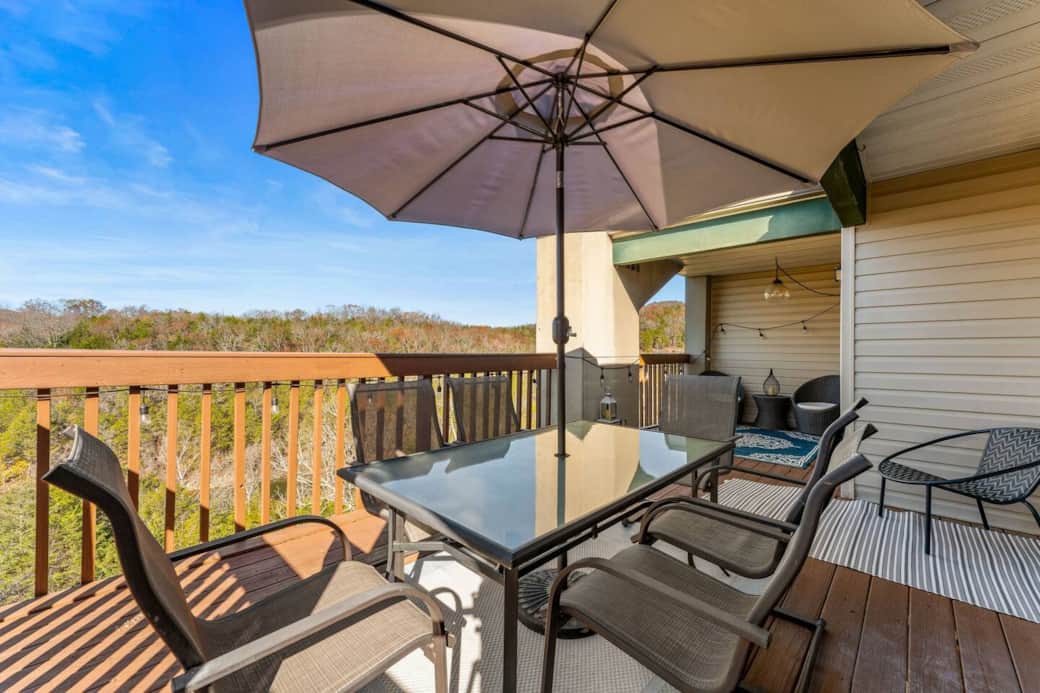 Amazing top floor deck with seating. Amazing top floor deck with seating.