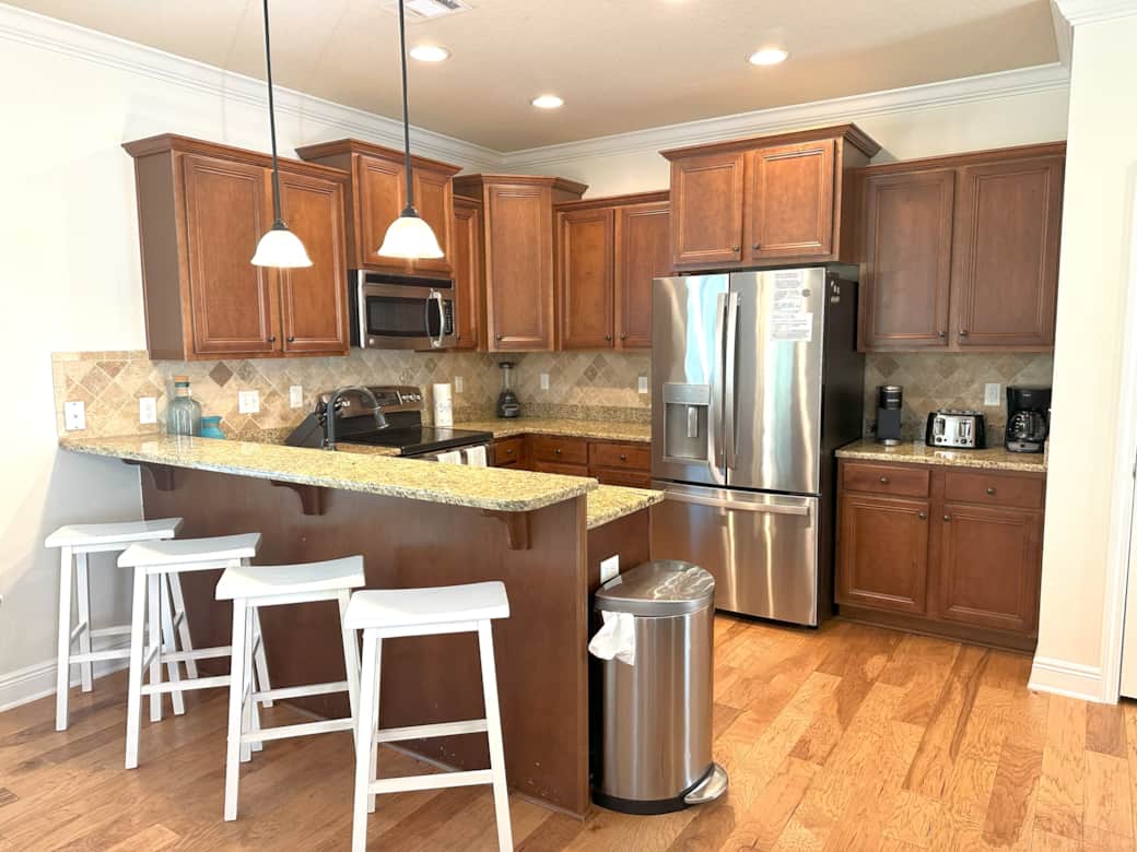 Kitchen and Breakfast Bar