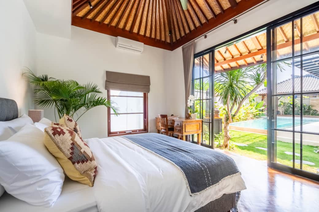 Bedroom Queen size bed