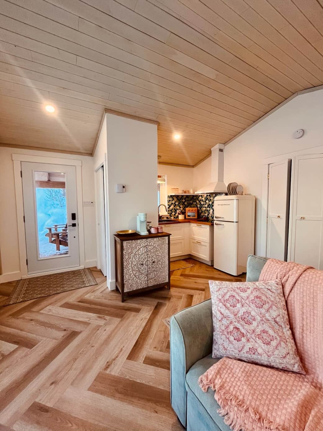  Vous avez tout ce qu’il faut pour cuisiner de bons petits repas! Air fryer, cuisinière, frigo, vaisselle complète… il ne manque rien pour vous simplifier la vie! ✨ Vous avez tout ce qu’il faut pour cuisiner de bons petits repas! Air fryer, cuisinière, frigo, vaisselle complète… il ne manque rien pour vous simplifier la vie! ✨