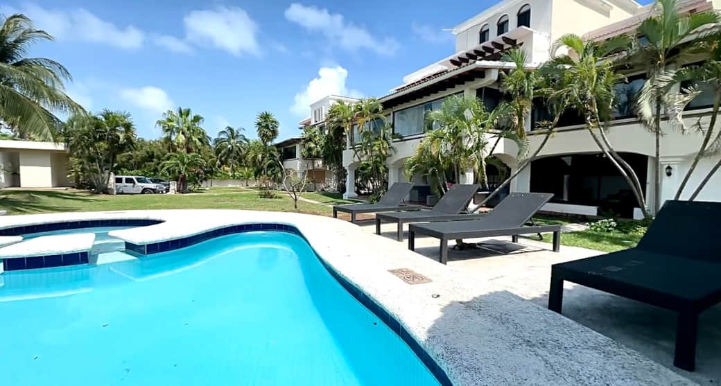 Charming House with Pool and Jacuzzi 500m from Playa Ballenas in CANCUN