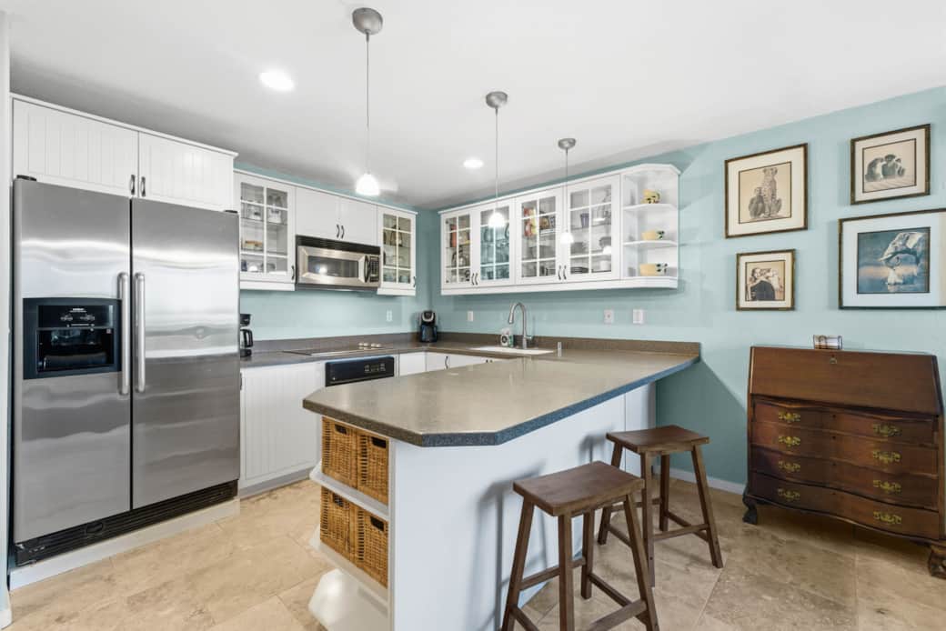 Fully Equipped Kitchen w/ Breakfast Bar