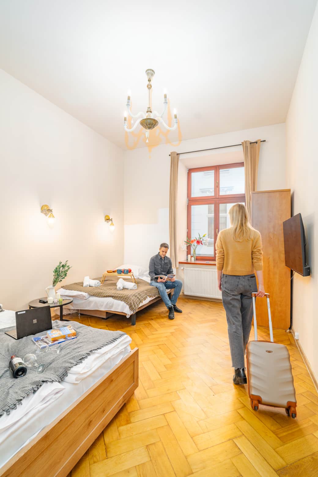 Jasna, przestronna sypialnia z kilkoma łóżkami i wygodną strefą wypoczynku.