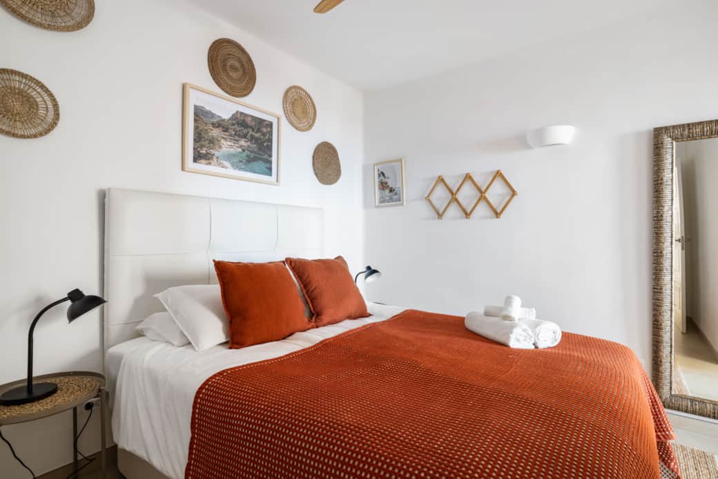 Sovrum 1 med dubbelsäng och AC. Sovrum 1 med dubbelsäng och AC.