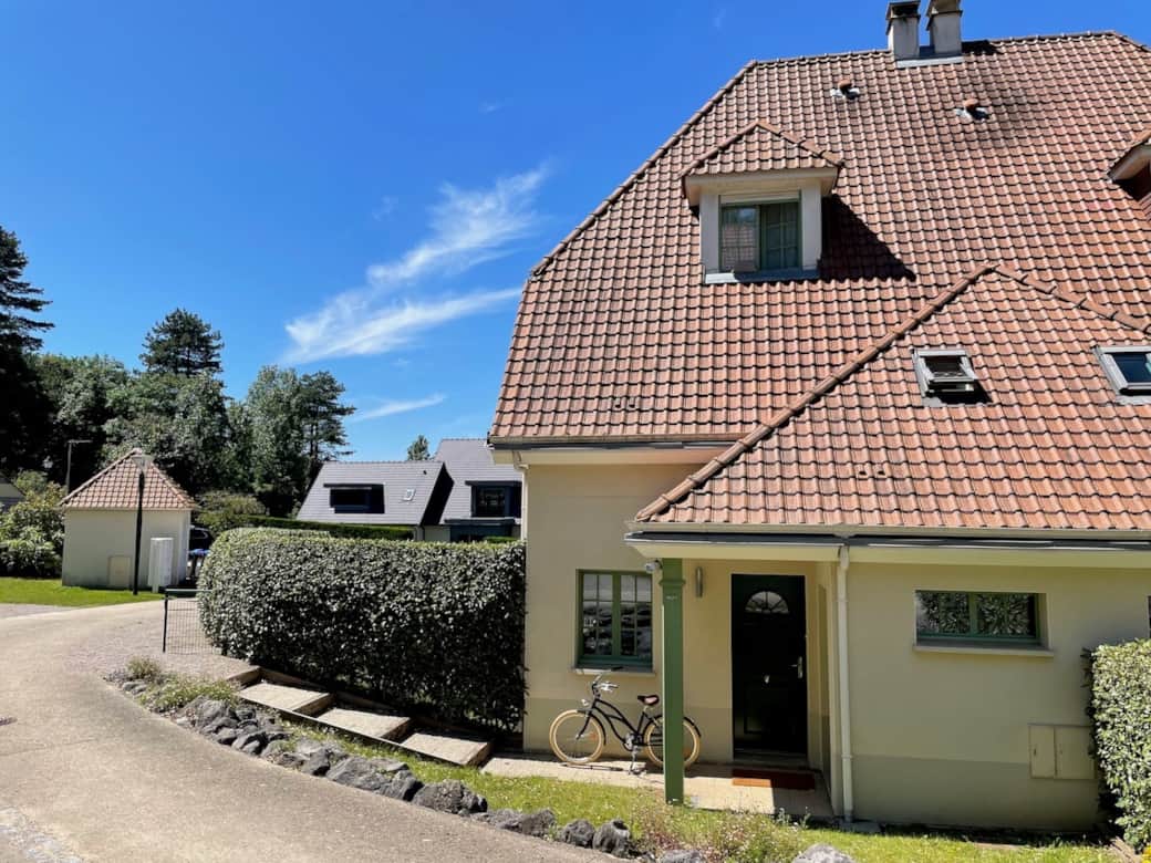 La villa est à 10 min à vélo du centre ville et de la plage