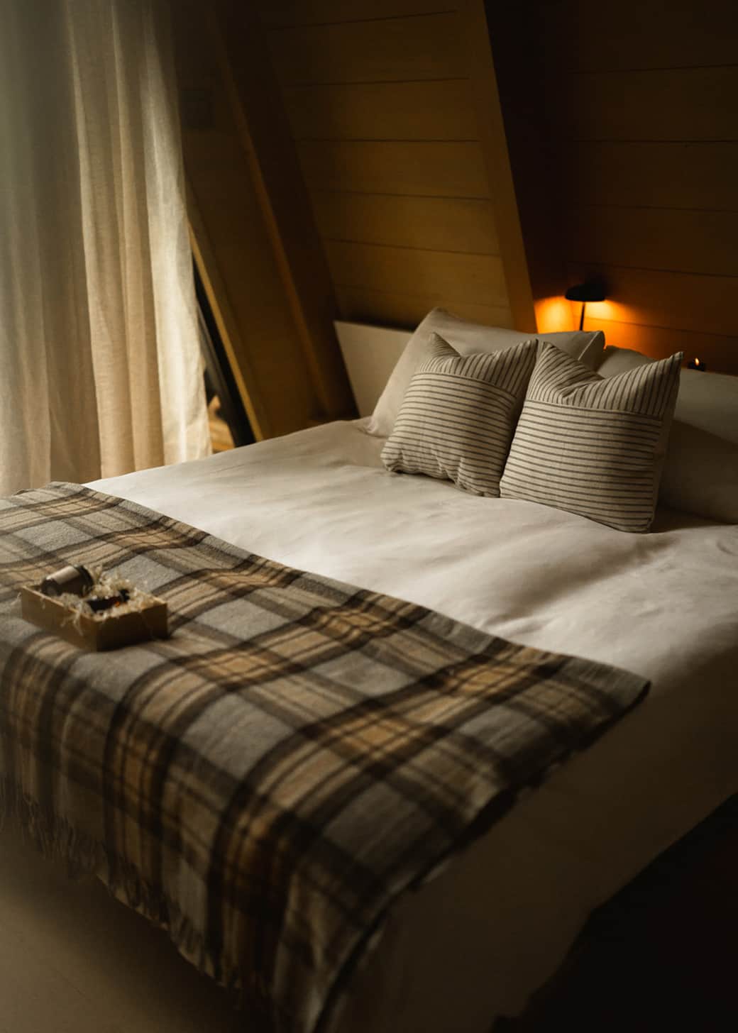 Lit douillet, textures naturelles — parfait pour une vraie pause. Photo: @may_photographie_