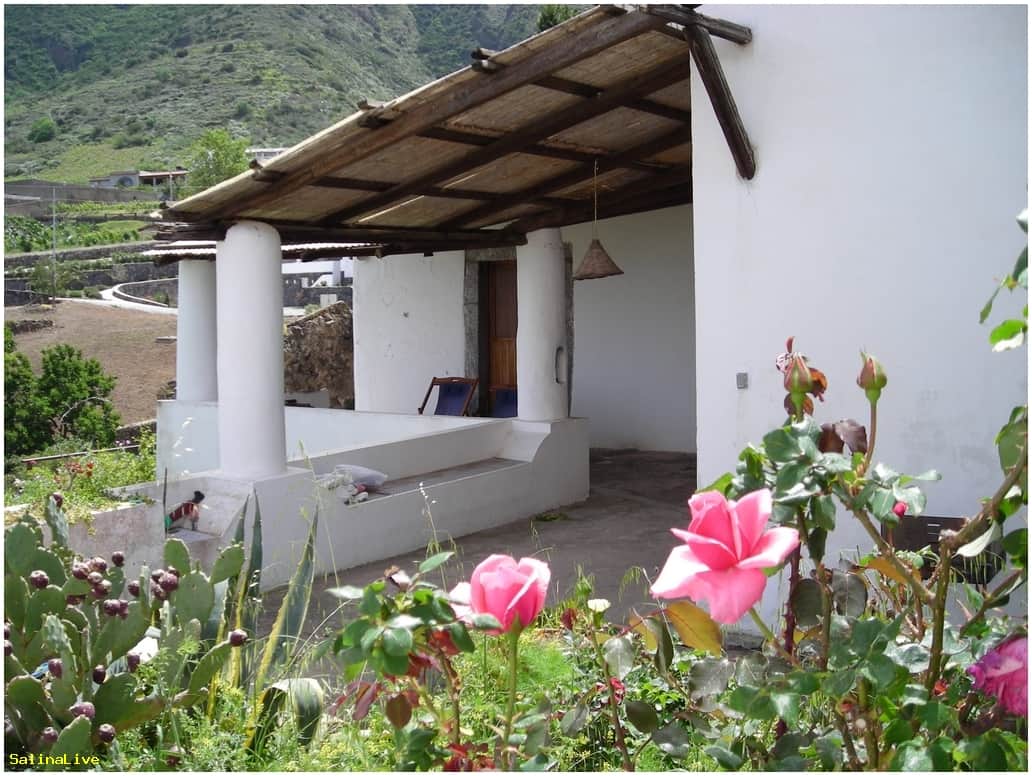 Casa eoliana tradizionale a Malfa, Salina, tra giardino fiorito e panorama vulcanico. Casa eoliana tradizionale a Malfa, Salina, tra giardino fiorito e panorama vulcanico.