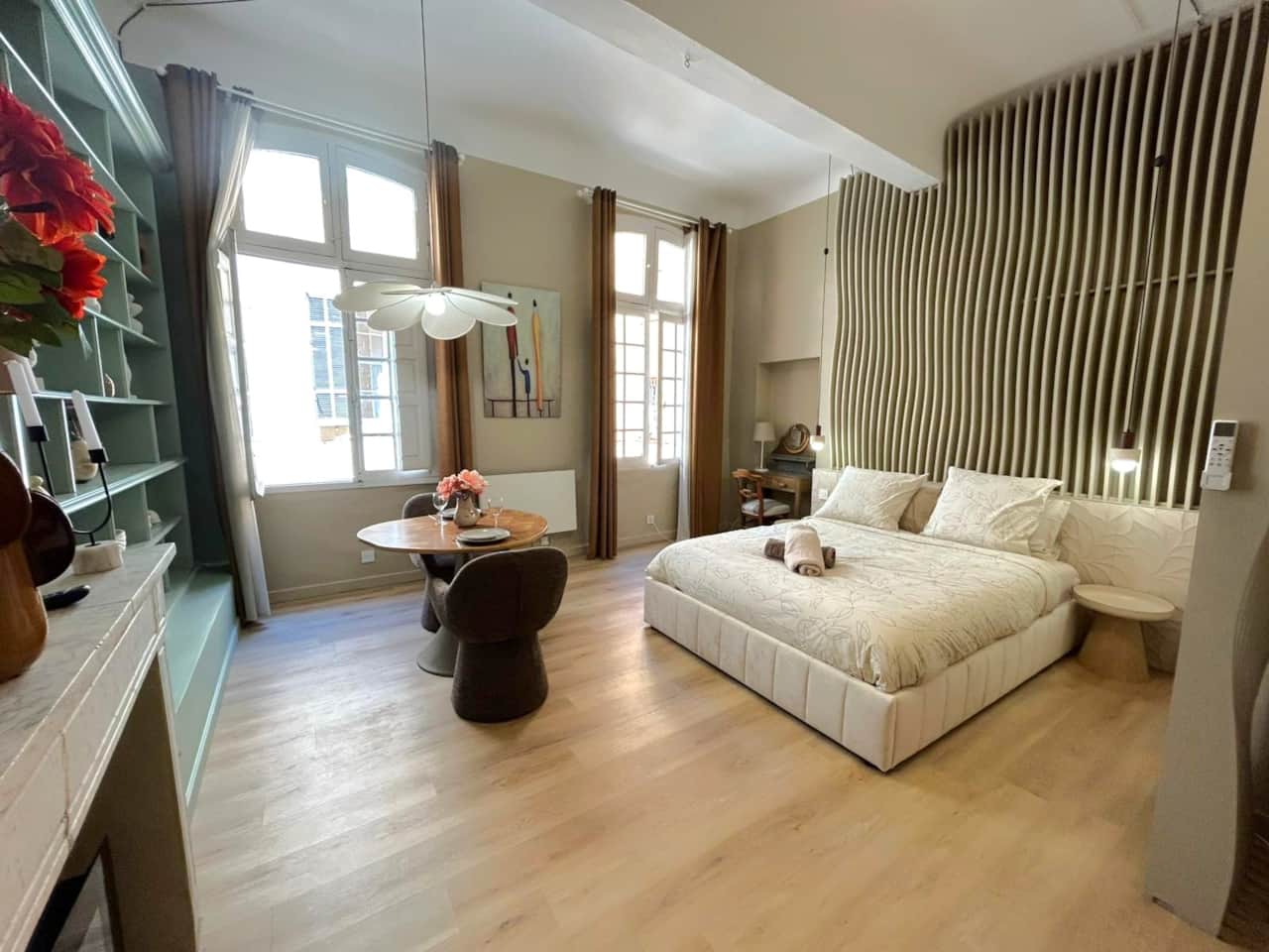 Chambre, lit double, coin repas