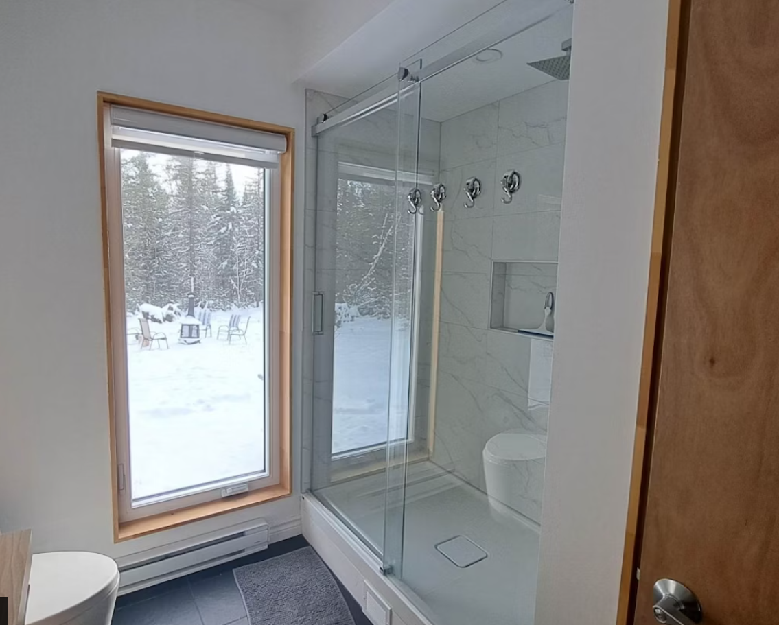 Vaste salle de bain avec une magnifique douche vitrée