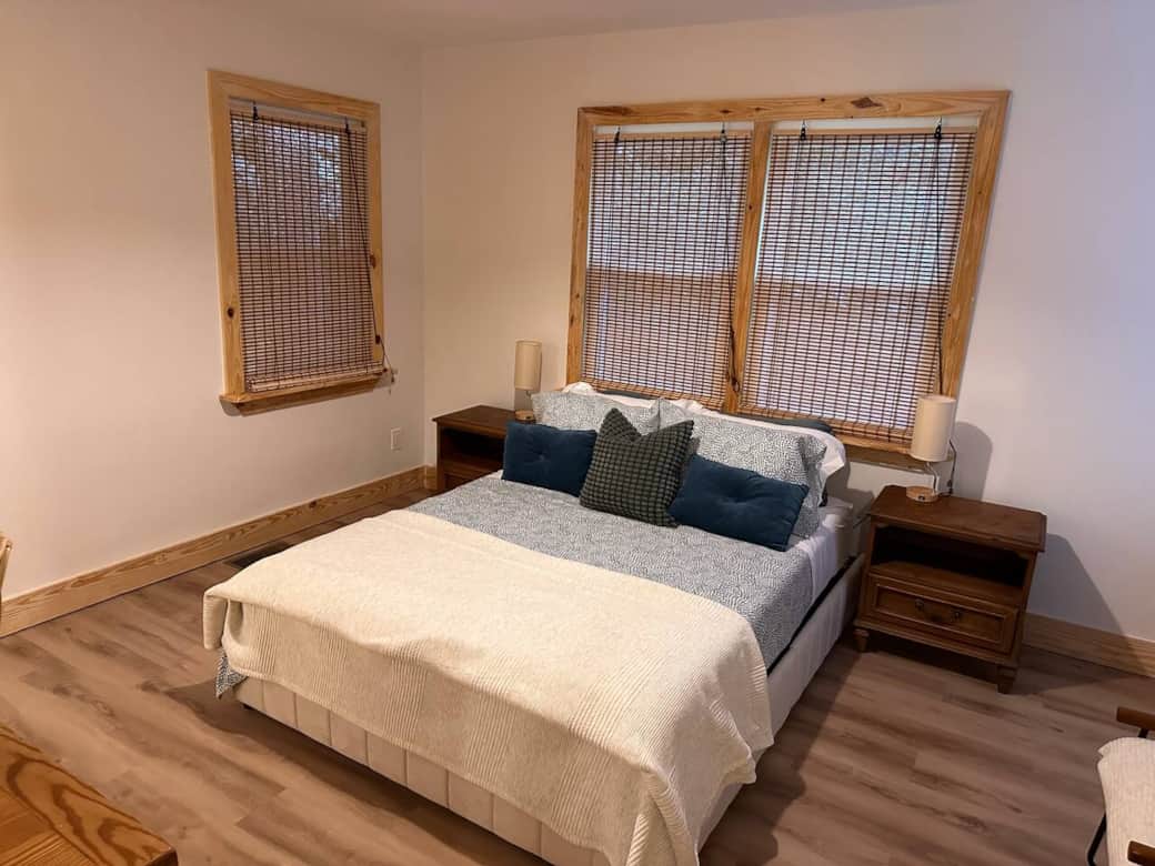 Main bedroom with queen size bed