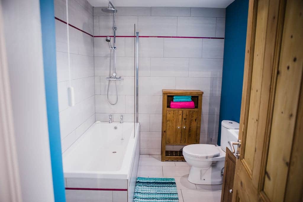Main Bathroom Main Bathroom