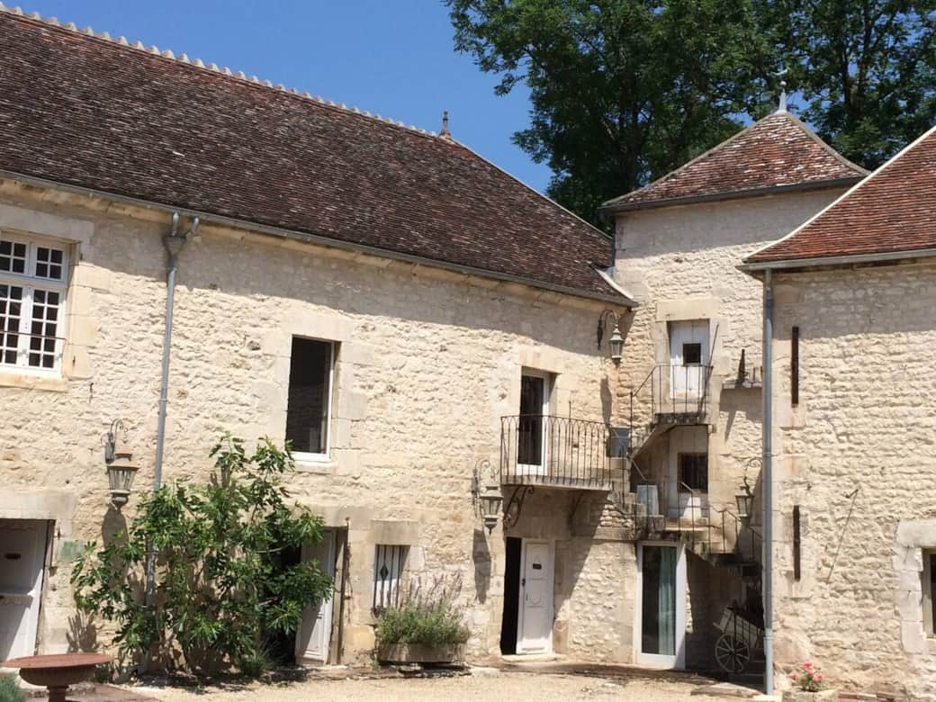 Vue générale extérieure du gîte du colombier. Vue générale extérieure du gîte du colombier.