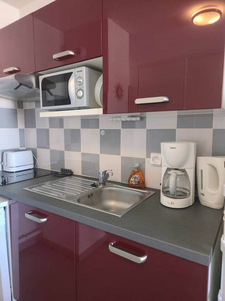 Cuisine moderne et fonctionnelle avec micro-ondes, cafetière, bouilloire, grille-pain et rangements pratiques. Tout le nécessaire est à disposition pour préparer vos repas en toute simplicité durant vos vacances à Argelès-sur-Mer.