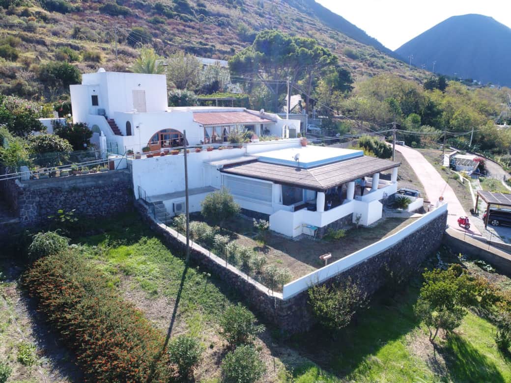 Vista drone della Casuzza dei Re, casa vacanze immersa nel verde con vista mare Vista drone della Casuzza dei Re, casa vacanze immersa nel verde con vista mare