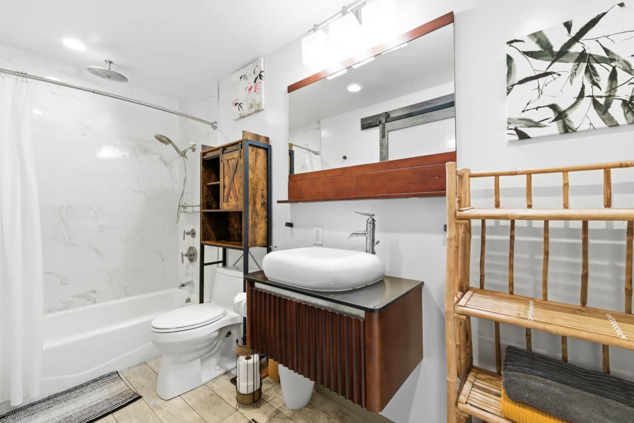 Full Bathroom