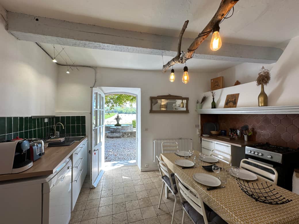 kitchen, dining table, oven, coffee machine, toaster, kettle, tea, coffee, sugar, mirror, graden
