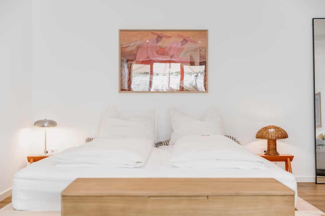 Doppelbett mit allergikerfreundlicher Bettwäsche