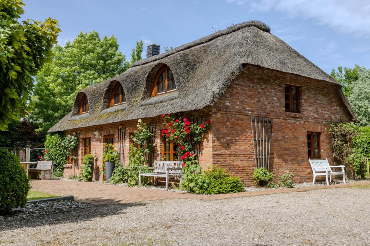 Reetdachhaus mit Rosenspalier