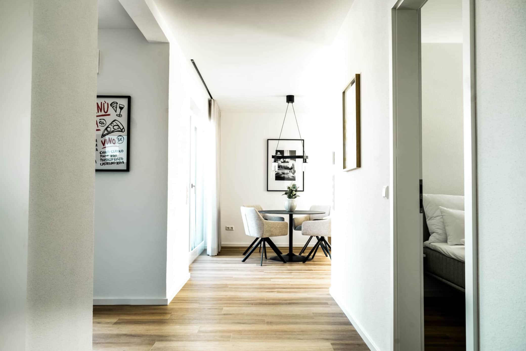 Ess- und Arbeitsbereich in einem Sedan Apartment in Günzburg