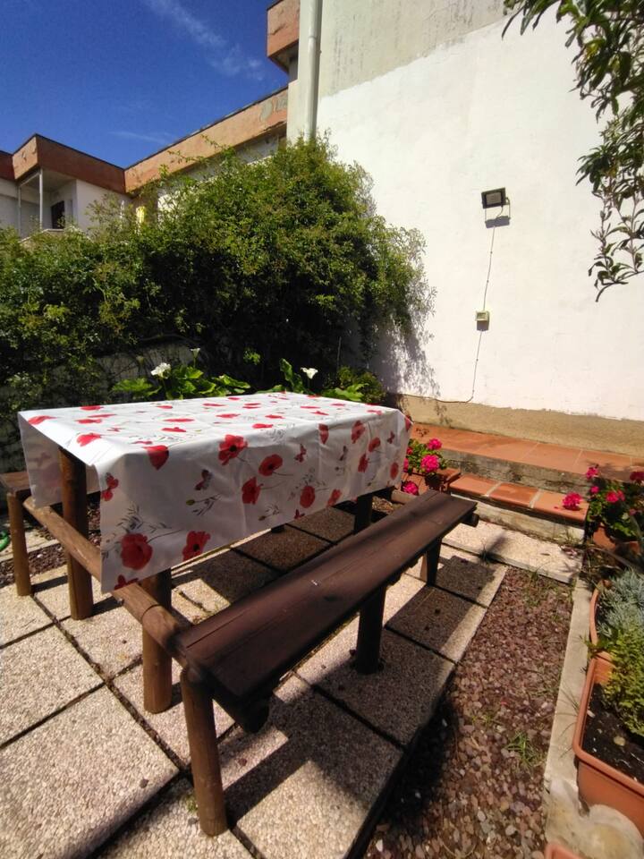 Spazio esterno ombreggiato con zona pranzo perfetto per mangiare all'aria aperta (con piccolo barbecue)