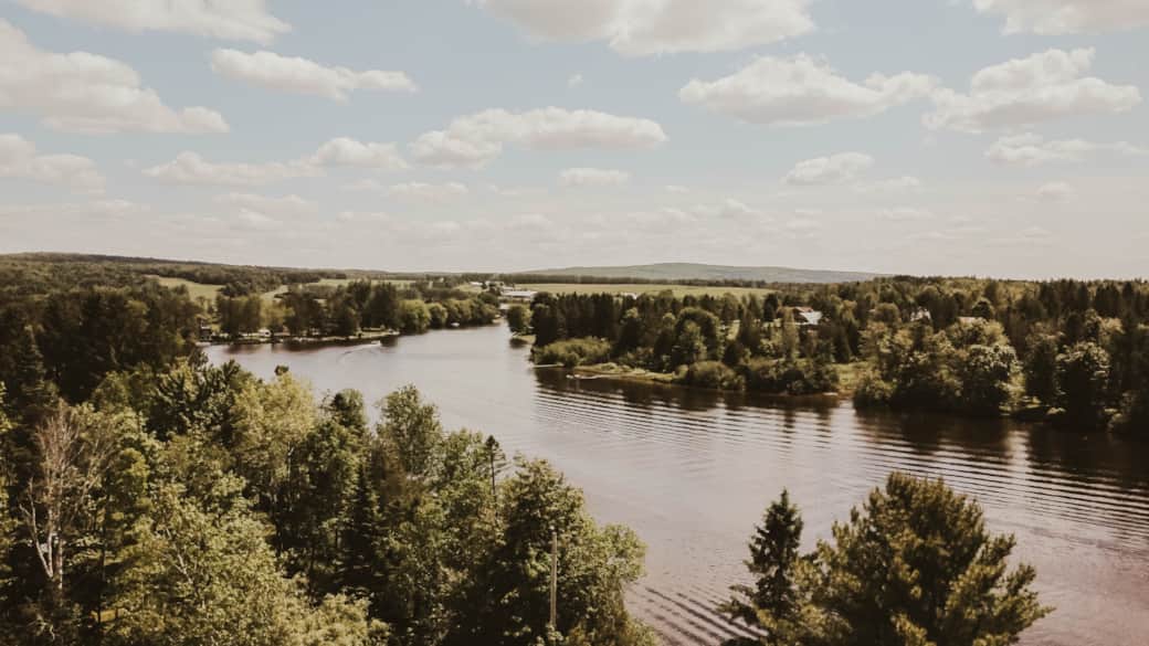 Vue aérienne de la propriété bordée par une rivière navigable sur 15 km. 