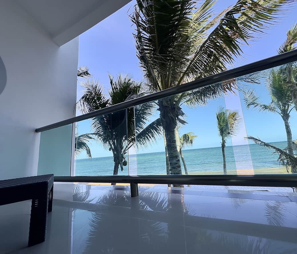 Balcon du salon, vue mer et chaises longues Balcon du salon, vue mer et chaises longues