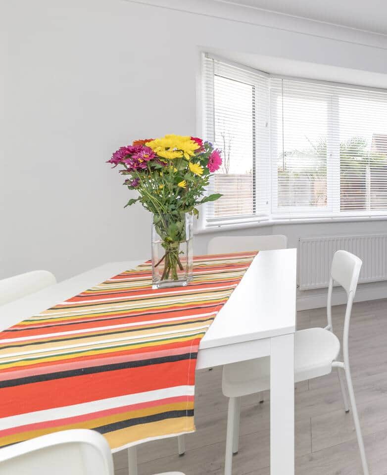 Extendable dining table 