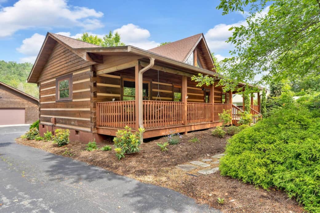 Charming log cabin with covered front porch, flat driveway, and peaceful setting. Easy access to Blue Ridge Parkway, hiking, and just 30 mins to Boone and Blowing Rock. Perfect mountain getaway! Charming log cabin with covered front porch, flat driveway, and peaceful setting. Easy access to Blue Ridge Parkway, hiking, and just 30 mins to Boone and Blowing Rock. Perfect mountain getaway!