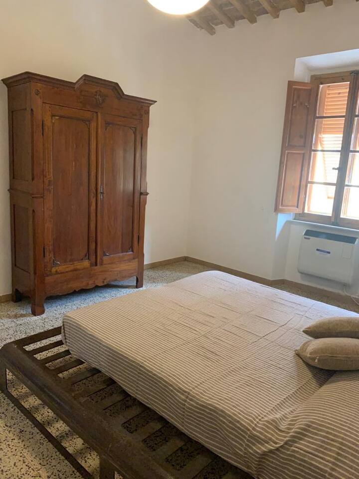 Camera da letto matrimoniale con armadio