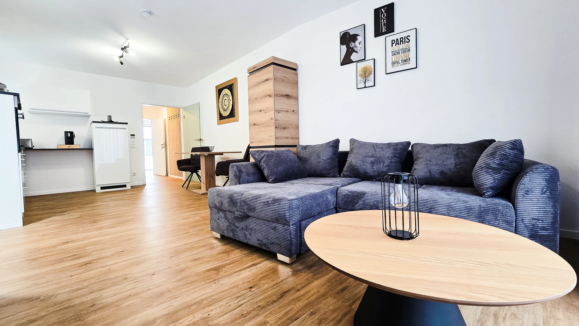 frensdorf-apartments-a2-wohnzimmer-schlafcouch.png