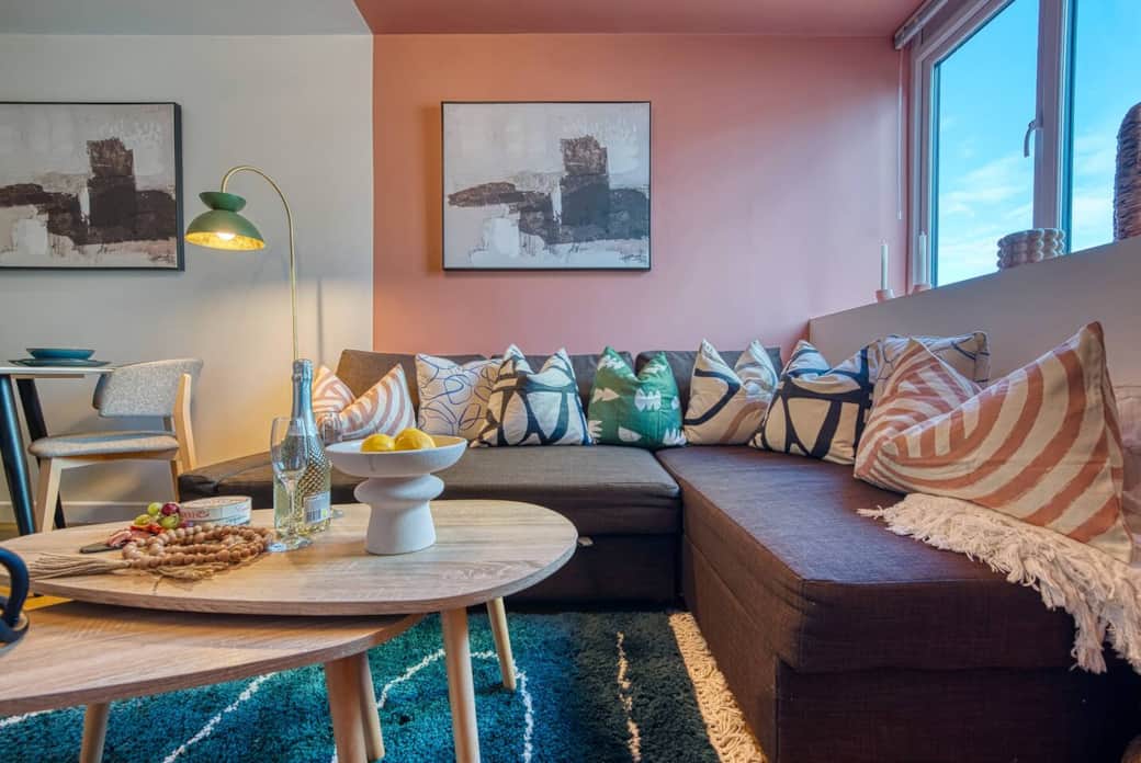 Simple, clean and reliable stay designed for working teams Simple, clean and reliable stay designed for working teams