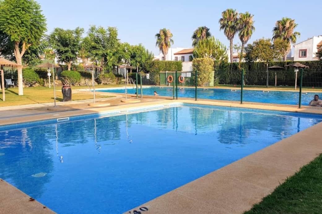 2 Piscinas comunitarias (infantil y de adultos) con acceso vallado y socorristas.