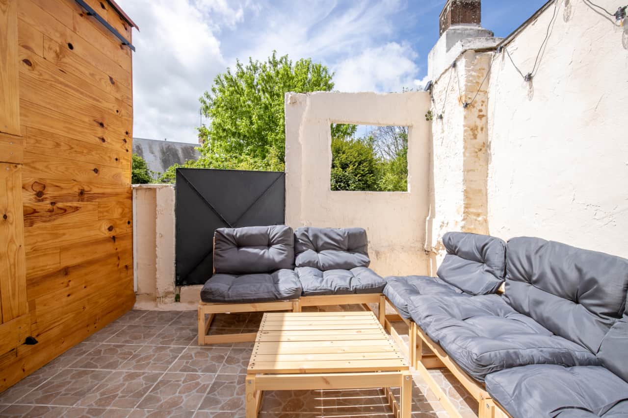 Terrasse avec espace bien-être et sauna du Petit Cocon
