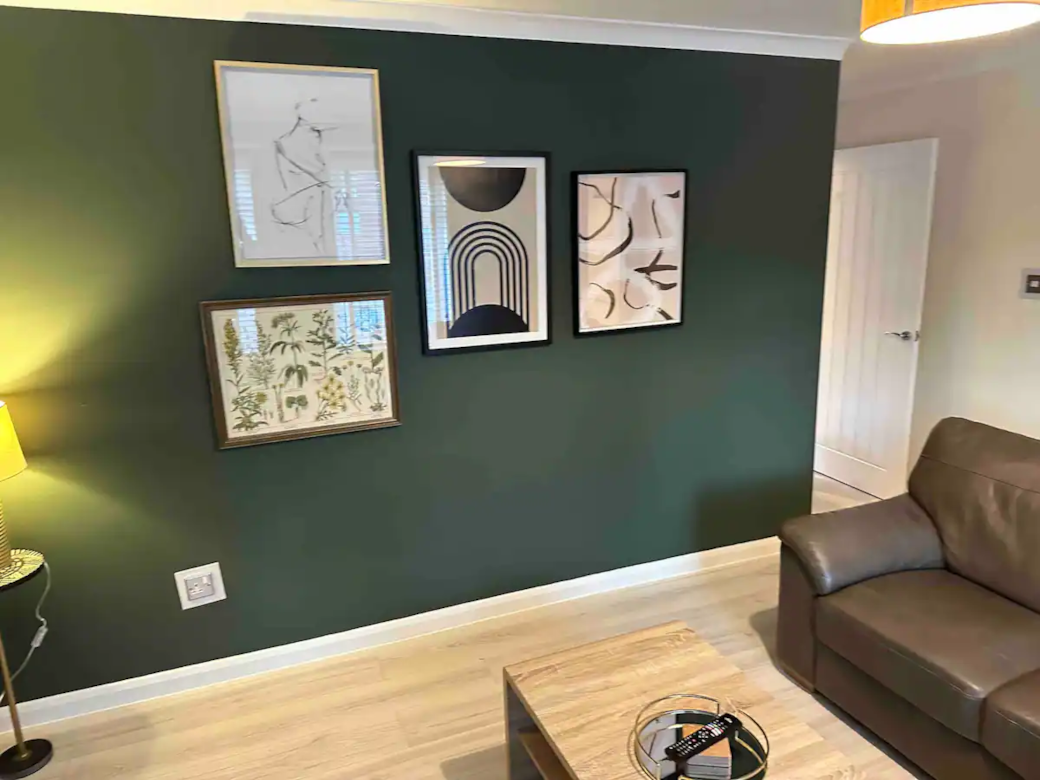 Stylish 2-Bed House Private Driveway (10)