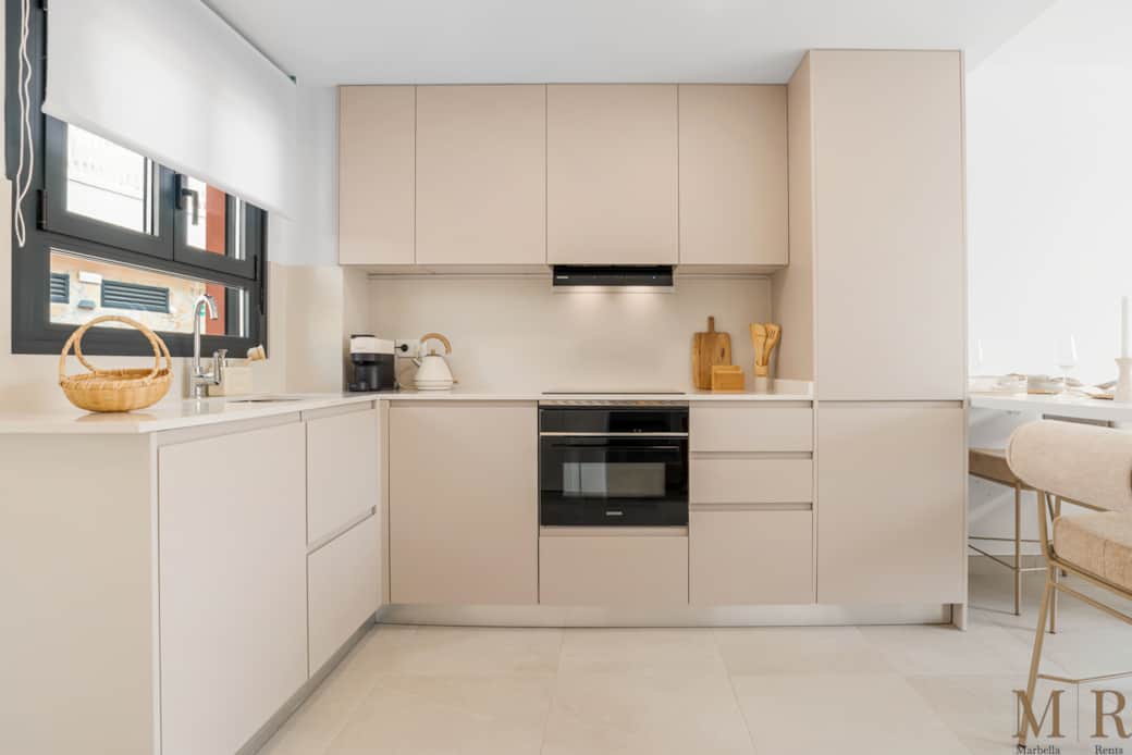 Fully equipped kitchen.