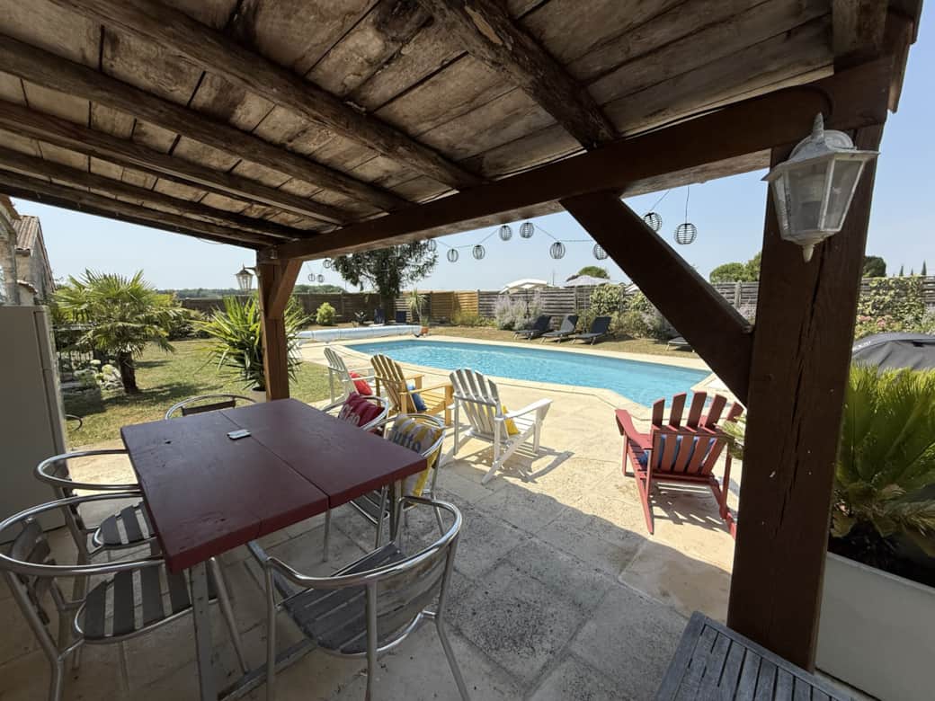 Privater Pool mit gesichertem Zugang und Poolhaus Privater Pool mit gesichertem Zugang und Poolhaus