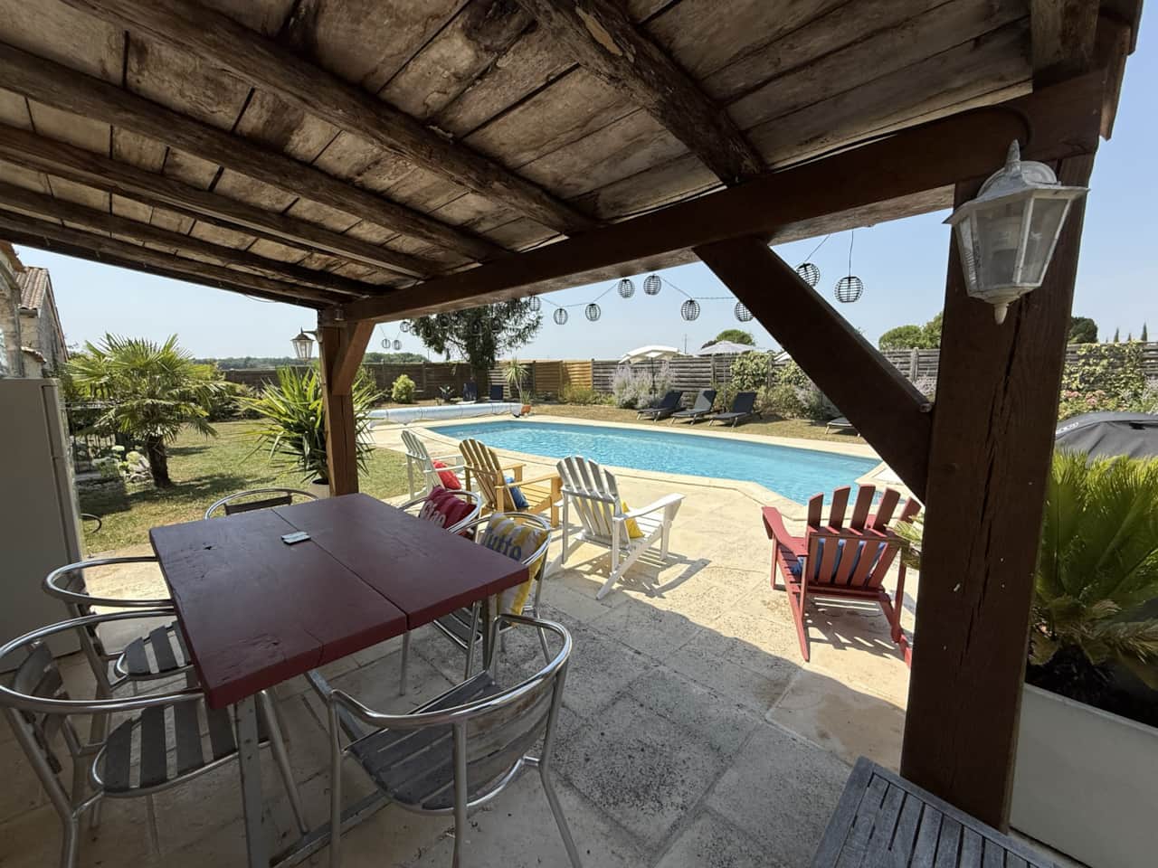 Privater Pool mit gesichertem Zugang und Poolhaus