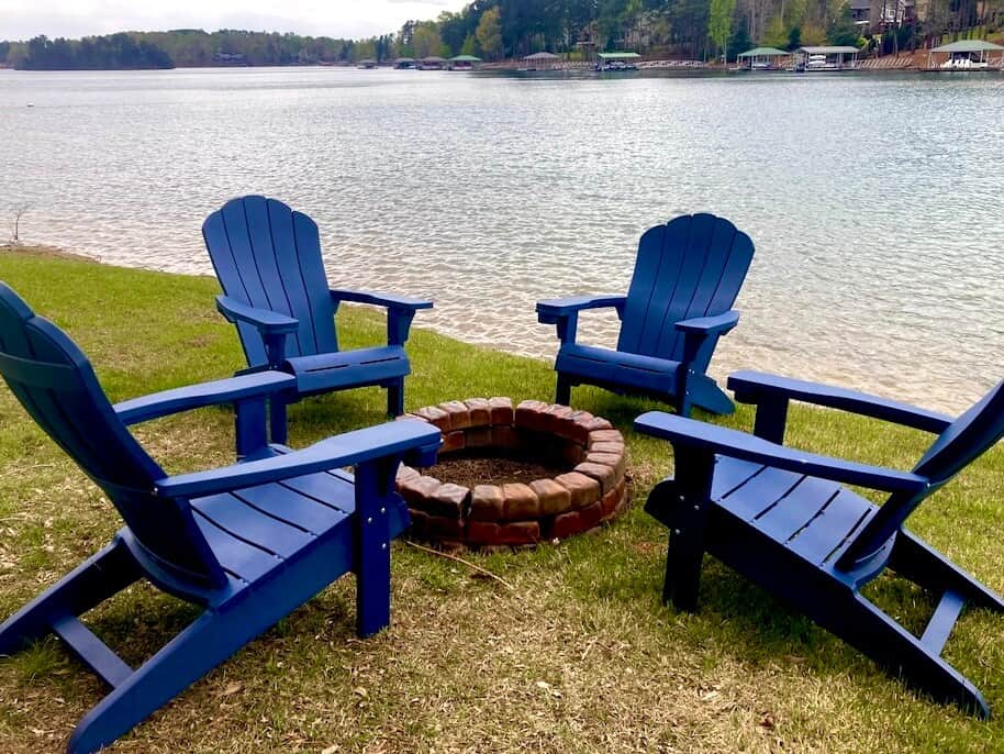 Cozy up to the lake side fire with some S’mores under the dark night starry sky.