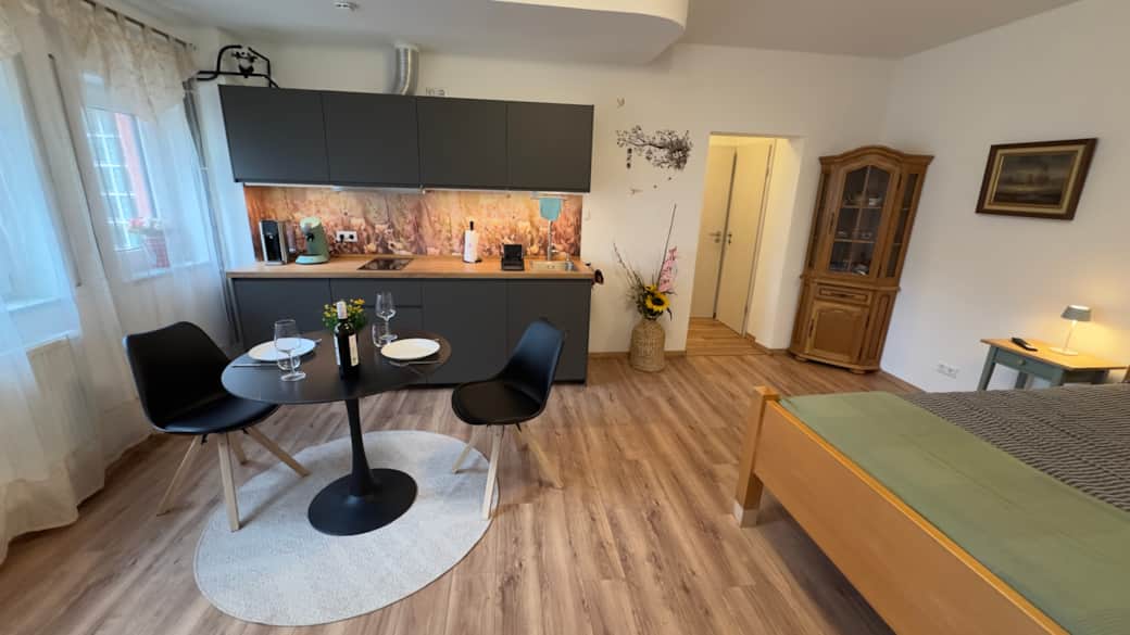 Gemütlicher Essbereich und komfortables Bett in stilvoller Atmosphäre Gemütlicher Essbereich und komfortables Bett in stilvoller Atmosphäre
