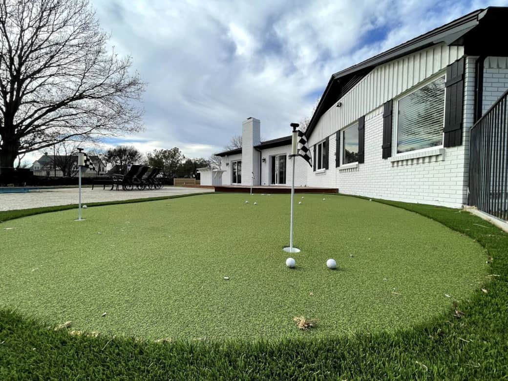 4 hole putting green near pool