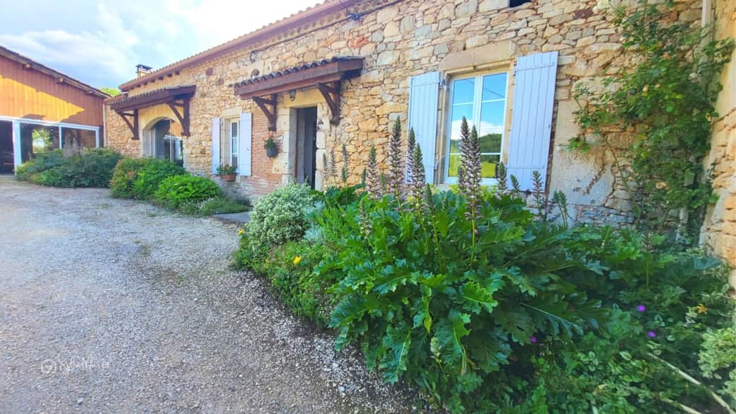 Entrée fleurie …côté cour
