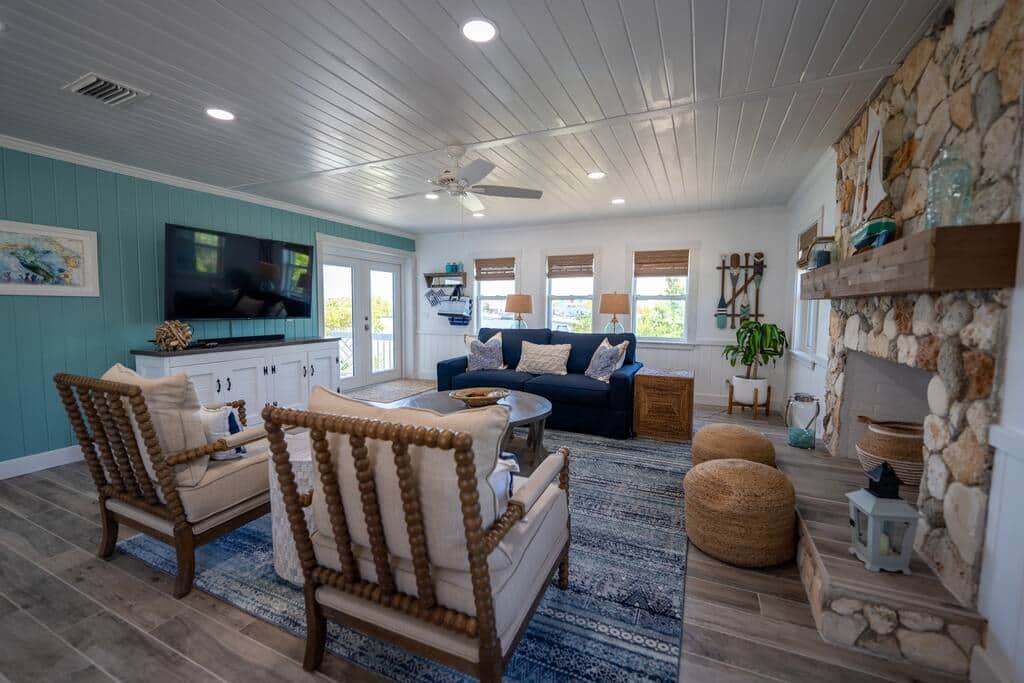 Spacious, living area with all new, custom furnishings and tons of island details