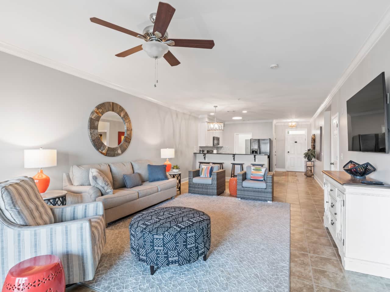 Living Room w/pull out couch