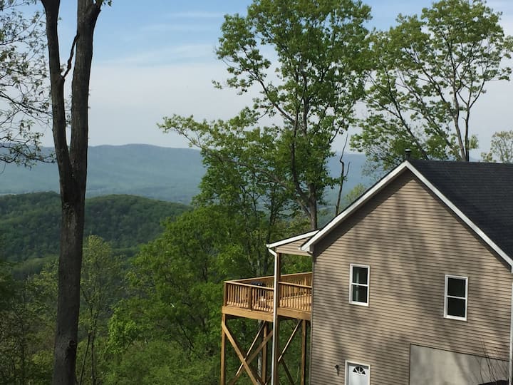 Mountain solitude.This cabin offers a private haven surrounded by awe-inspiring scenery. 