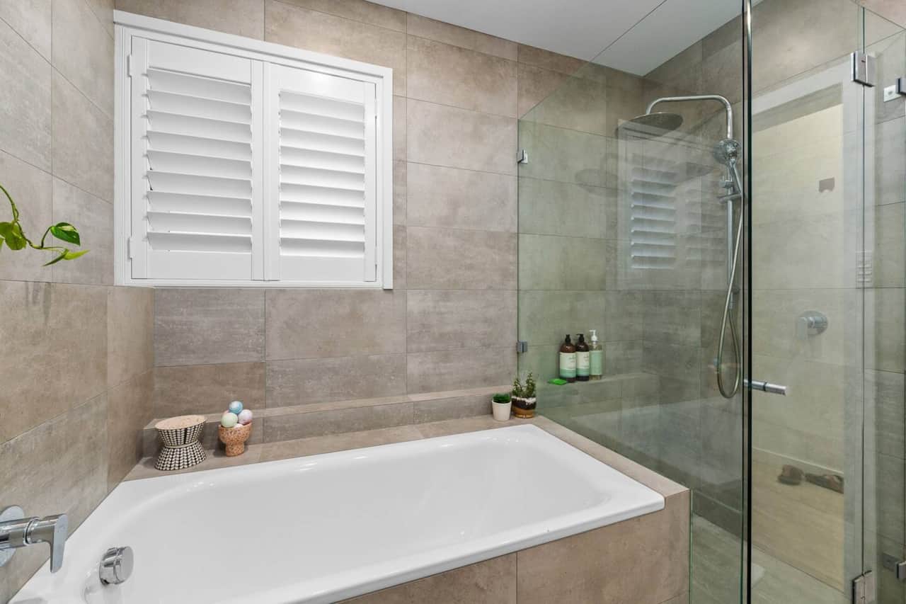 Bathroom with bathtub and glass shower in Bondi apartment
we provide you with bath bomb and salt bath