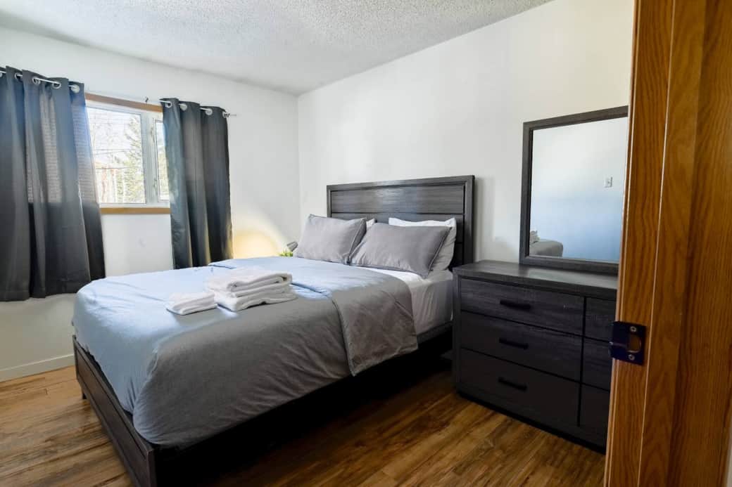 Cozy & Bright Second Bedroom
This inviting bedroom features a comfortable bed, fresh linens, and a relaxing atmosphere. Large windows allow natural light to brighten the space, making it perfect for a restful stay.
