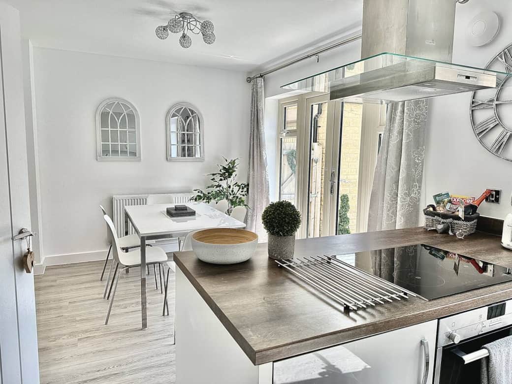 Modern sunny kitchen diner with French doors leading onto the enclosed garden.
High chair available on request.
